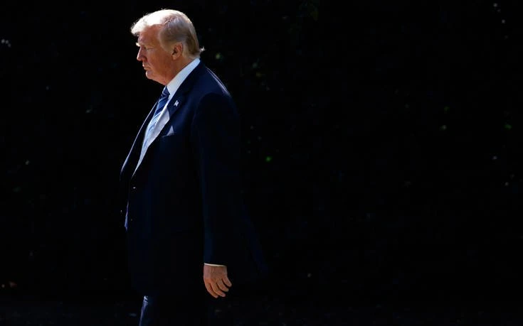 Ολοένα και λιγότερους συνεργάτες του, εμπιστεύεται ο Τραμπ